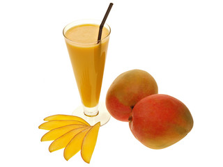 Sticker - ein Glas frischer Mangosaft mit ganzen Mangos und Scheiben im Hintergrund