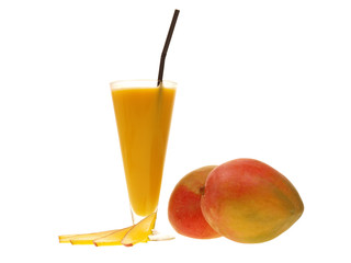 Canvas Print - ein Glas frischer Mangosaft mit zwei ganzen Mangos und Fruchtscheiben auf weißem Hintergrund