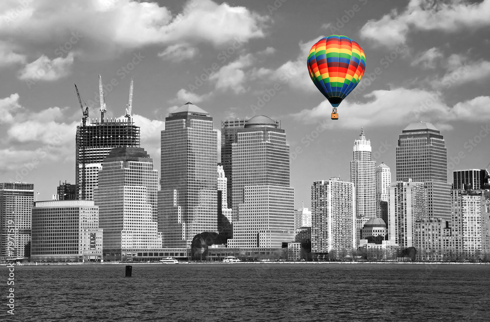 widok-na-miasto-manhattan-i-balon-w-kolorze-teczy