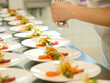 profikoch bereitet sashimi tellerreihen bankett gastronomie