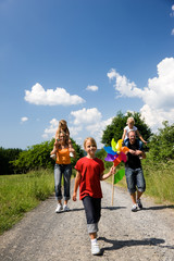 Familie geht spazieren