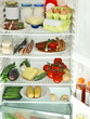 Kühlschrank voller frischem Gemüse, Eiern, Joghurt, Saftflaschen, Fleisch und Tofu