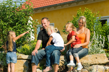 Familie vor dem Haus