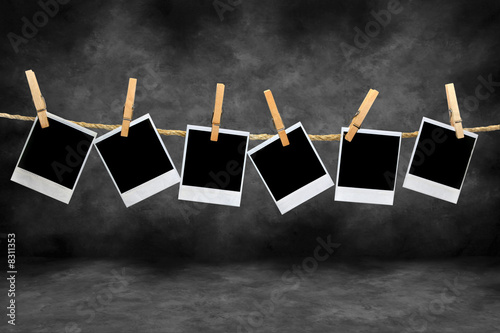 Fotomural Vintage Polaroid Frames in a Darkroom