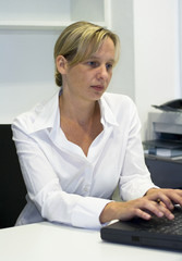 Frau am Computer