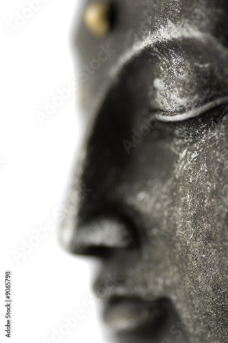 Fototapeta na wymiar statue de bouddha sur fond blanc