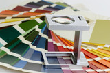 Fototapeta  - Fadenzähler mit Farbfächer auf hellem Hintergrund
