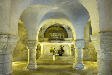 crypte église voûte religieux recueil prière sous terrain