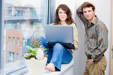 Canvas Print - Male and female office workers talking and brainstorming