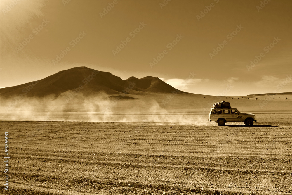naturalne-tlo-jeep-na-pustyni-boliwii