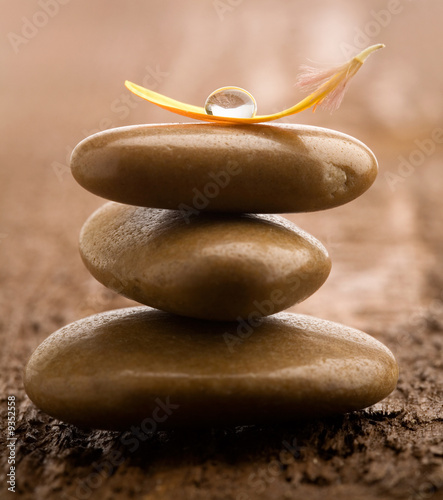 Obraz w ramie Pile of brown massage stones on wooden background