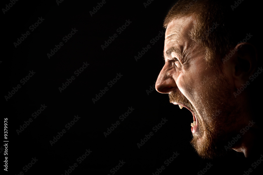 Face of angry man screaming isolated on black - obrazy, fototapety, plakaty 