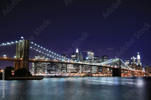 Naklejka na drzwi Brooklyn Bridge and Manhattan skyline At Night, New York City