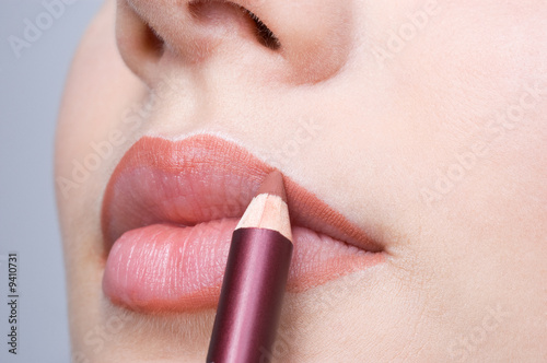 make up, applying lips contour Tableau sur Toile