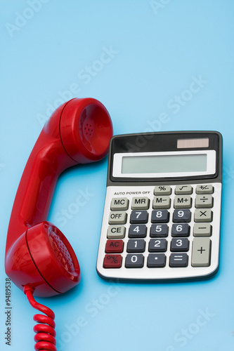 Obraz na plátne Telephone with calculator – help with your financial questions