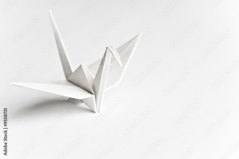 An origami bird on a white background - obrazy, fototapety, plakaty 