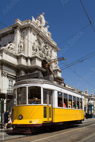Plakaty tramwaje  typowy-tramwaj-w-commerce-square-lizbona-portugalia