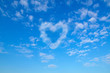 canvas print picture - blauer Himmel mit herzförmiger Wolke