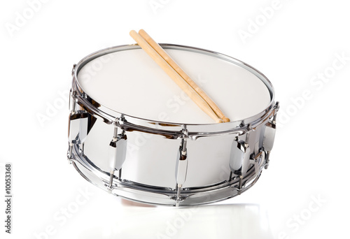 Fotografía A new silver snare drum with sticks on a white background