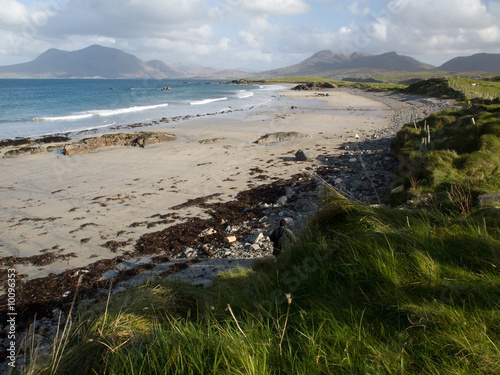 Cote Plage Herbe Verte Et Montagne En Irlande Buy This