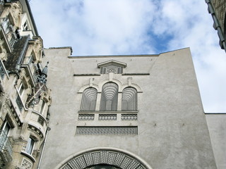 Wall Mural - Façade blanche en trompe l'oeil.