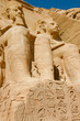 colosses et hiéroglyphes au temple d'Abu Simbel