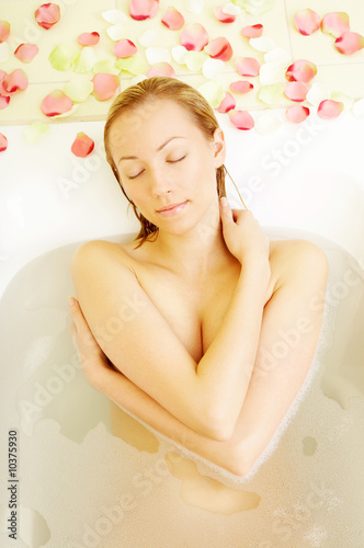 Fotografia, Obraz The top view the attractive woman lies in a bath