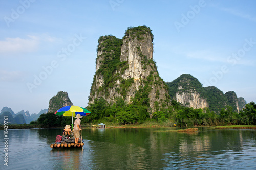 Fotografía Bamboo raft with tourists on the Li river, Yangshou, China