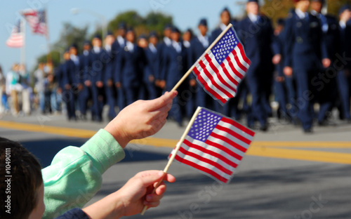 Cuadros en Lienzo Flag waving at veteran's day parade