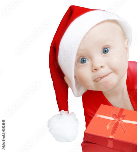 smieszne-dziecko-w-santa-hat-z-pudelko-na-bialy