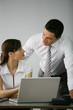 © auremar - homme et femme au bureau devant un ordinateur portable