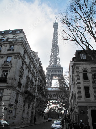 Naklejka - mata magnetyczna na lodówkę Tour Eiffel dans une rue de Paris, France.