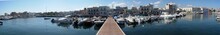 Panorama Di Mare Con Una Bella Passerella Galleggiante Del Molo Nel Porto Turistico Di Santo Spirito, Bari In Puglia, Italia