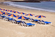 playa canarias. tumbonas y sombrillas sobre la arena