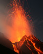 Vulkanausbruch. Nächtliche Eruption am Vulkan Stromboli