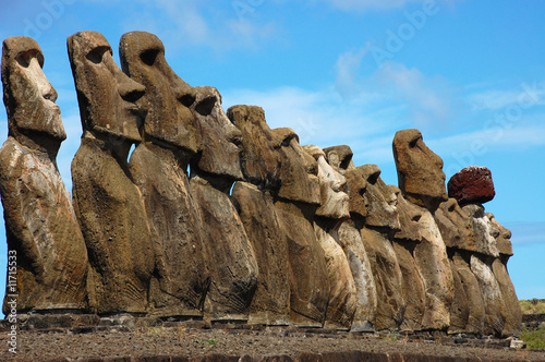 Foto-Gardine - 15 Moai at Ahu Tongariki (Easter Island, Chile) (von modestlife)