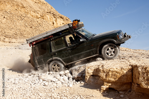 Naklejka na drzwi LandRover on the rocks