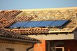 © emanelda - Installation d'un panneau solaire en toiture