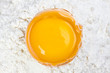 offenes Ei auf einem Mehlhaufen