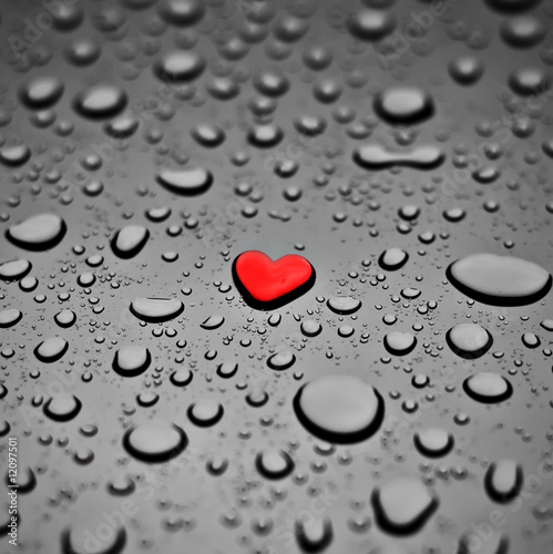 Naklejka dekoracyjna Heart as a rain drop