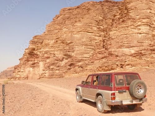 Naklejka dekoracyjna Jeep on a desert.