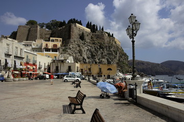 il castello sulla roccia vulcanica(lipari eolie,sicilia,italy)