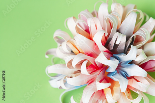 multicolour-origami-kwiatu-pilka-na-zielonym-tle