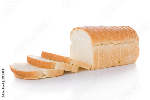 Fotomural Sliced loaf of bread isolated on white background
