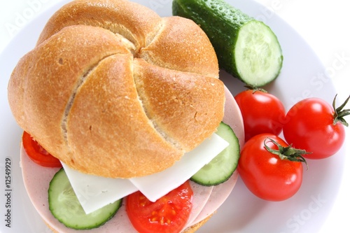 belegtes brötchen mit fleischwurst, käse, gurke und tomate – kaufen Sie ...