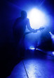 Gitarrist in blauem Licht