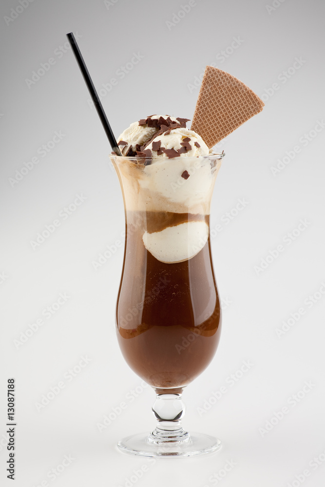 Eiskaffee in schönem Glas mit Waffel und Strohhalm Stock Photo
