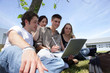© auremar - groupe d'étudiants avec un ordinateur portable