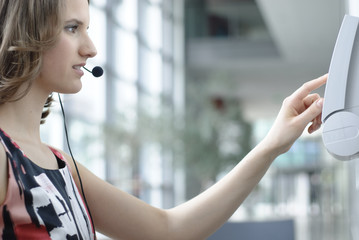 junge frau telefoniert freundlich mit headset