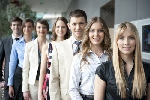 Fotografía team von businessleuten stehen in einer reihe